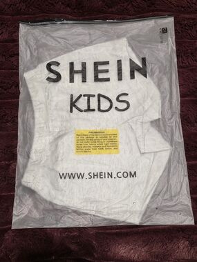 SHEIN Kids White Garment - Logo Packaging